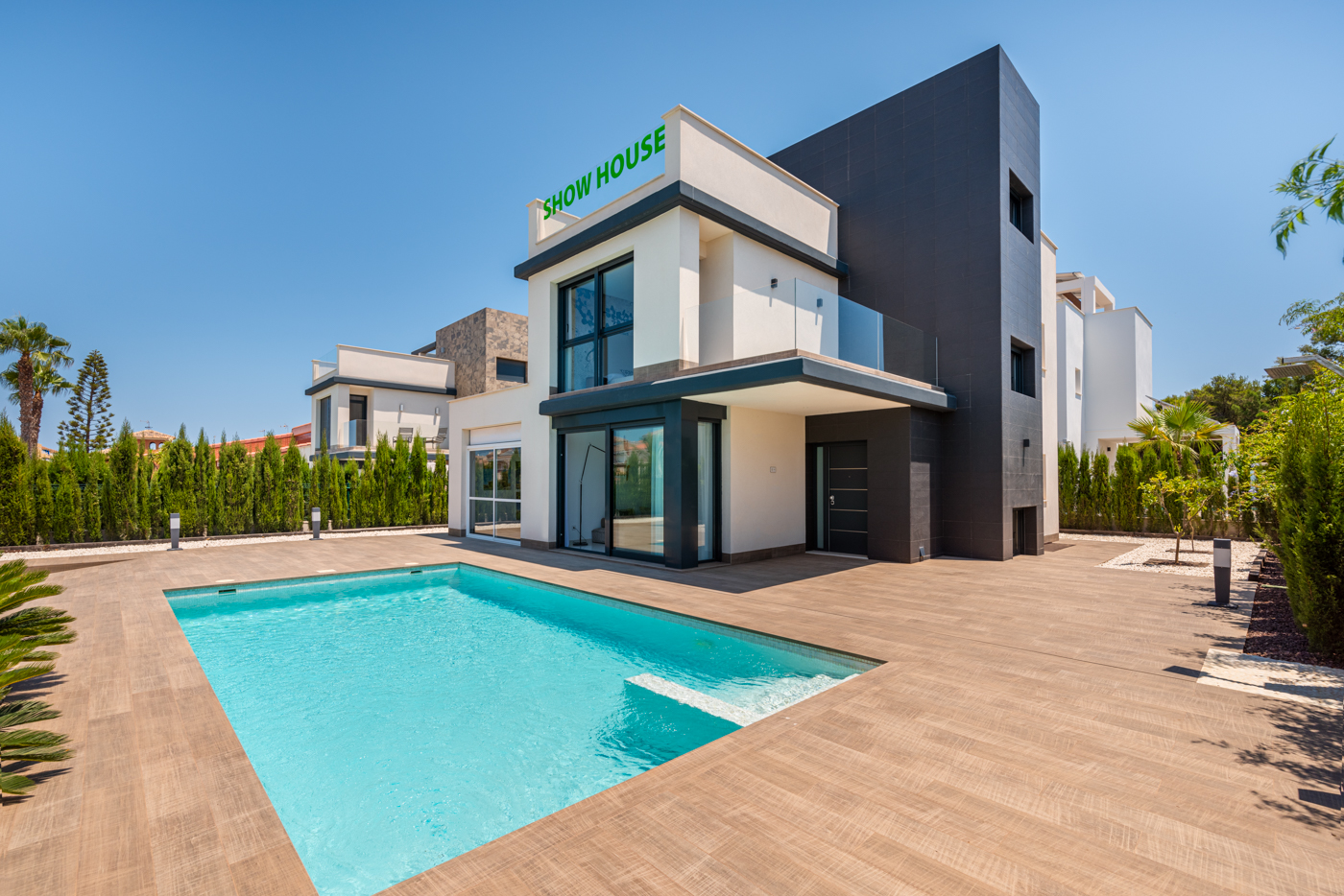 4 Bedroom, 3 Bathroom Villa in {
